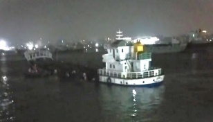 Lighter vessel carrying goods sinks in Ctg’s Karnaphuli river