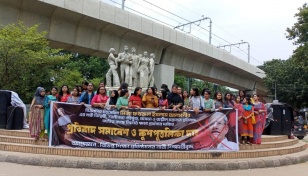 Female BCL leaders, activists burn Fakhrul’s effigy at DU
