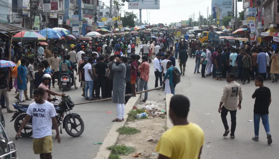 Commuters suffer as protesting KU students block highway