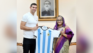 Argentine WC winning goalkeeper Martinez calls on PM