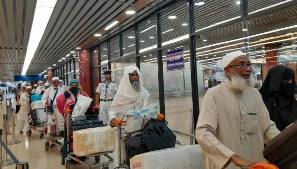 Bangladeshi Hajj pilgrims start returning home