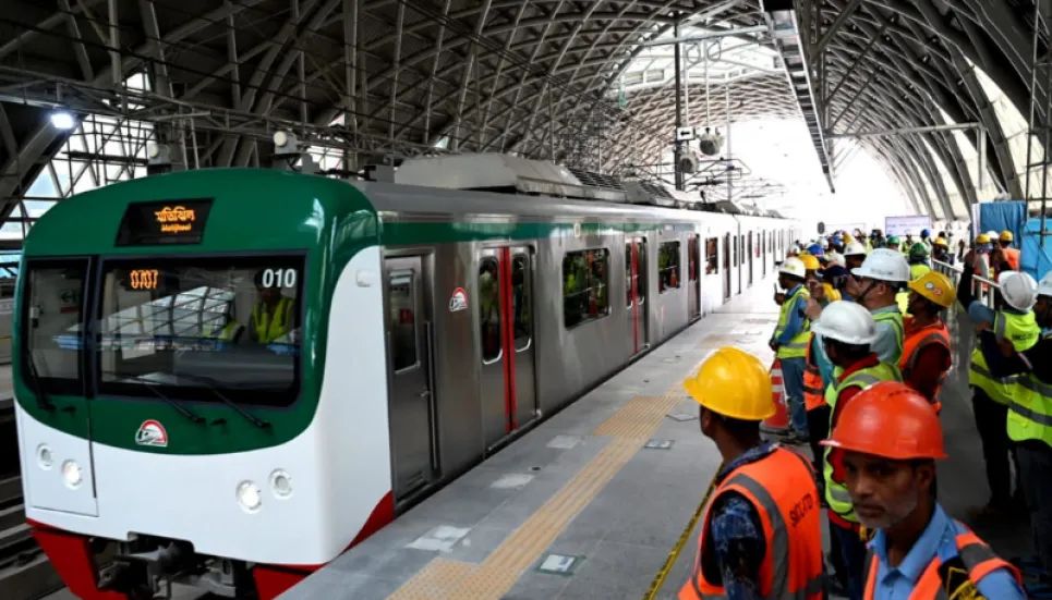 Commuters witness metro rail's test run on Agargaon-Motijheel