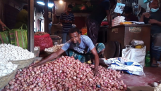 Indian onions reaching Satkhira, easing down prices 