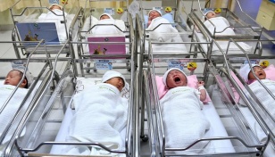 Rubbing vaginal fluid on C-section babies boosts dev: Study