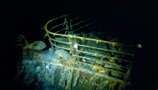 Rescuers search for missing submersible near Titanic wreck