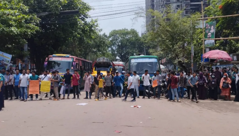 7 DU-affiliated colleges’ students block Nilkhet intersection