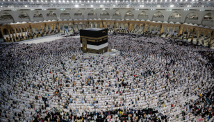 Muslim worshippers stream out of Saudi Arabia after Hajj