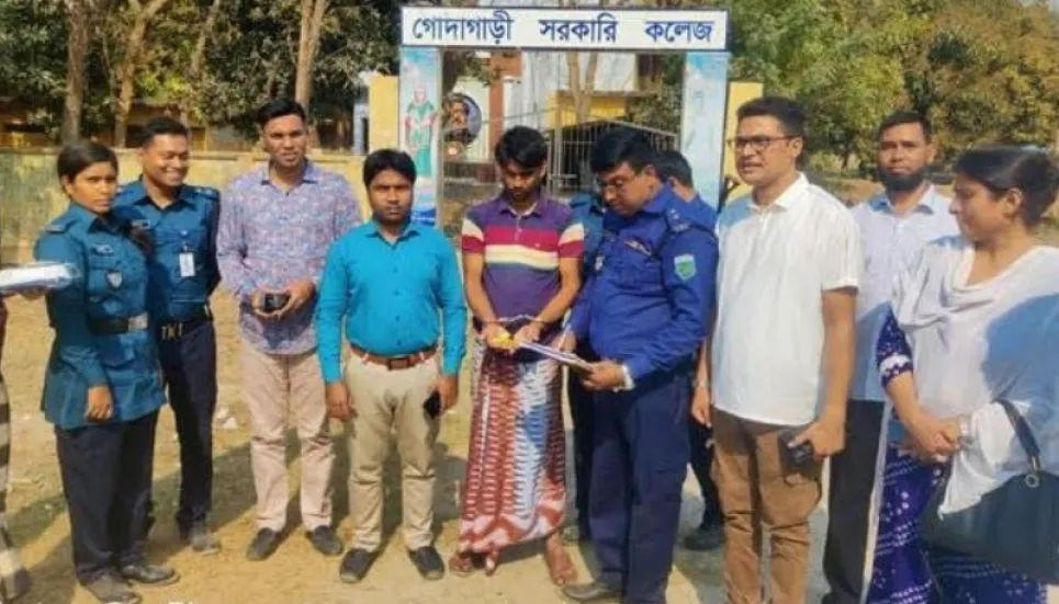 957 grams gold seized, one held in Rajshahi