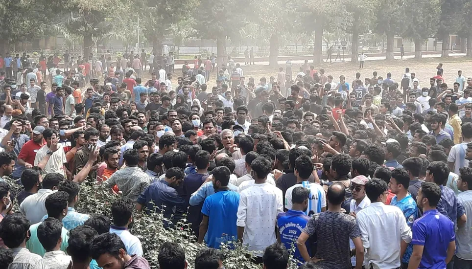 RU students block Dhaka-Rajshahi highway 