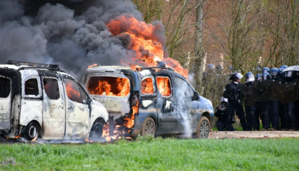 New violent clashes in France in water protest