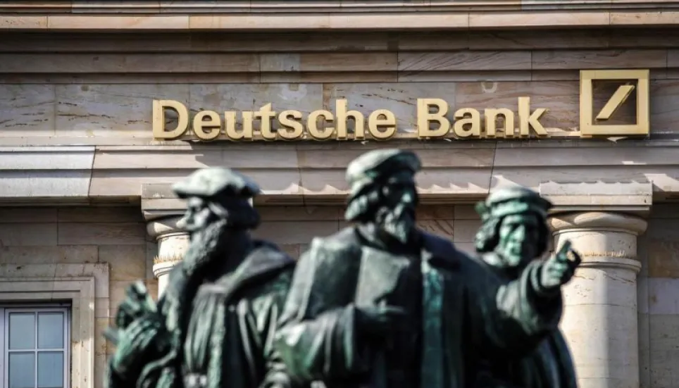 Deutsche Bank shares plummet, fuelling crisis fears