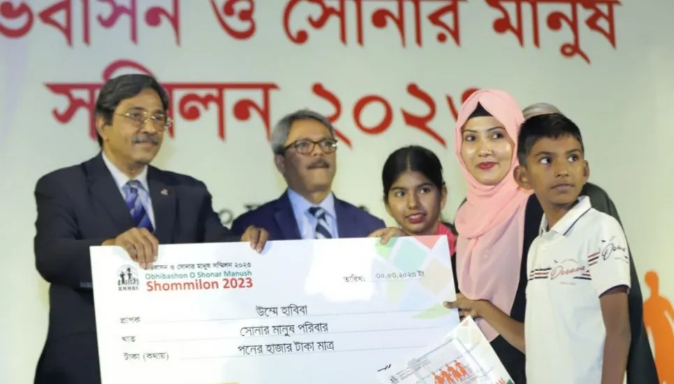 3 migrants win Shonar Manush Award
