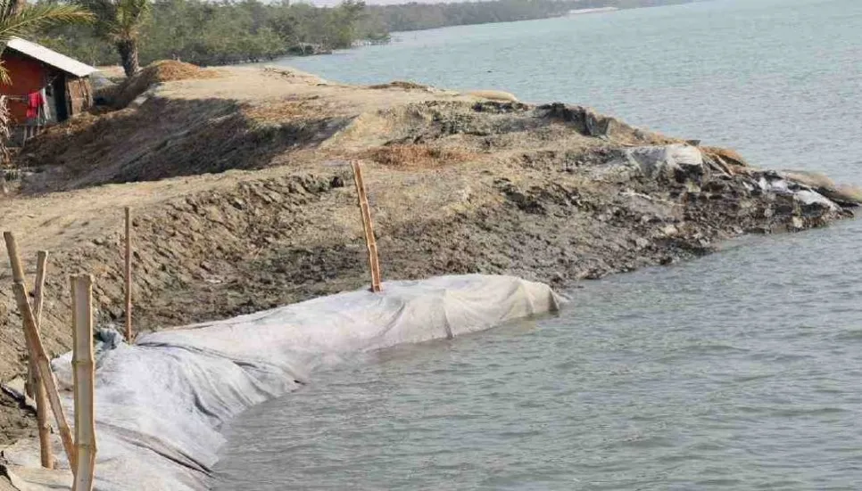 Many embankments turn vulnerable in Khulna’s Koyra