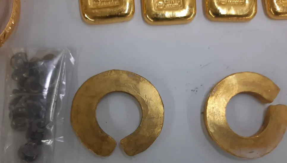 Two passengers arrested in Dhaka Airport with 1kg gold