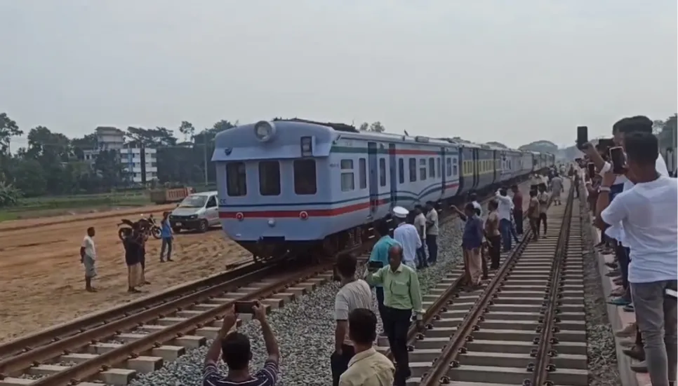 Train leaves Ctg for Cox’s Bazar on trial basis 