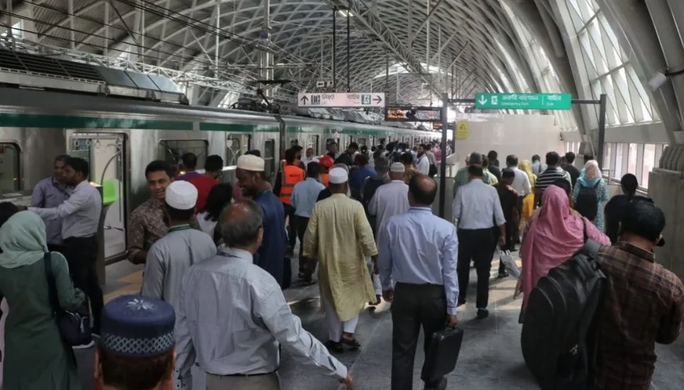 Metro rail packed with commuters amid 48hrs blockade 