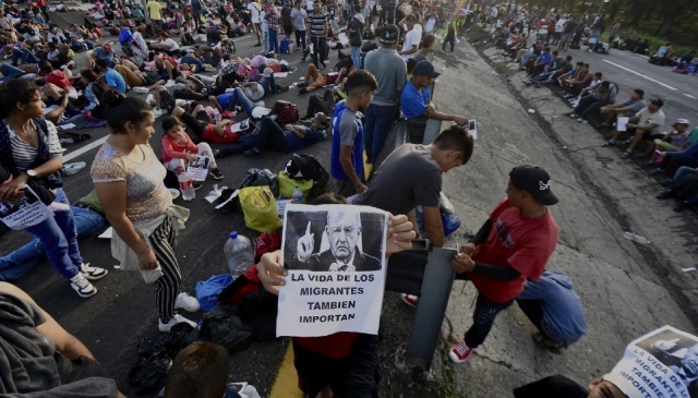 Encuentran a 123 migrantes atrapados en un tráiler en el centro de México