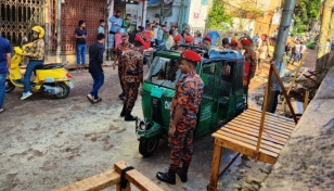 CNG-run autorickshaw catches fire as cocktail thrown in Old Dhaka