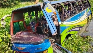 12 hurt as bus falls into ditch in Manikganj