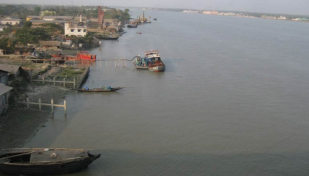 Clinker laden lighter vessel sinks in Pashur River