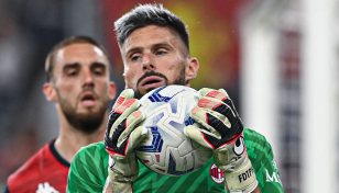 Milan make Giroud goalkeeper after Genoa heroics