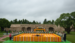 Wet feet dampen G20 leaders' Gandhi tributes in India