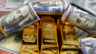 Gold falls on strong USD