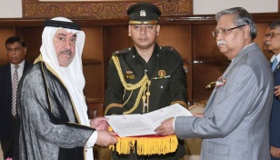 Portugal, Bahrain envoys present credentials to president
