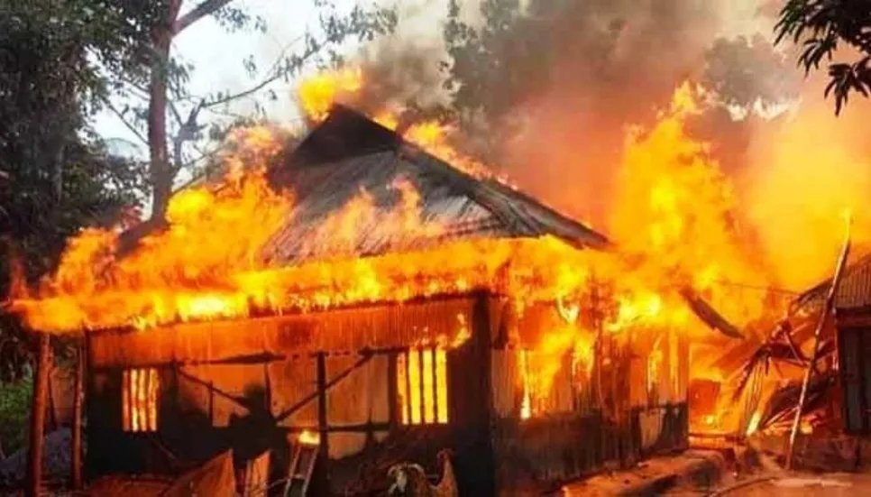 Fire guts 1O houses in Chandpur