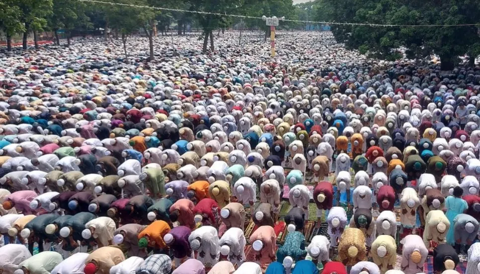 Thousands offer Eid prayer amid tight security in Sholakia