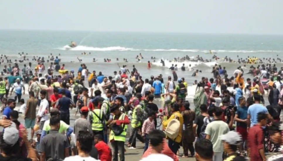 Holidaymakers swarm tourist, recreation spots