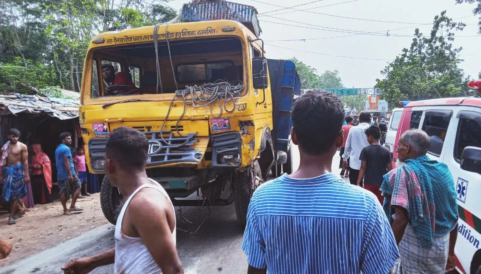Trucker, helper held over Jhalakathi road crash