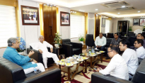 Arafat holds meeting with land minister