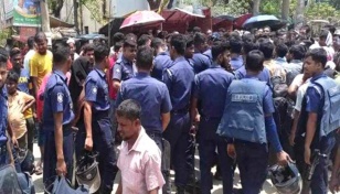30 injured in clash between police, RMG workers in N’ganj