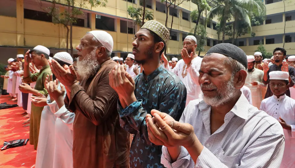 Thousands pray for rain in heatwave-hit Bangladesh