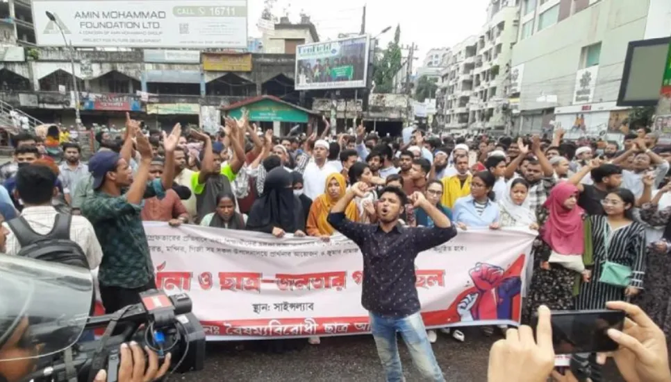 Protesters block Science Lab intersection