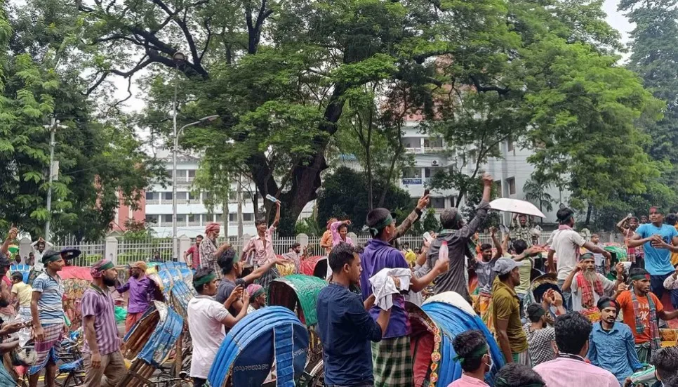 Rickshaw-pullers gather at Shaheed Minar