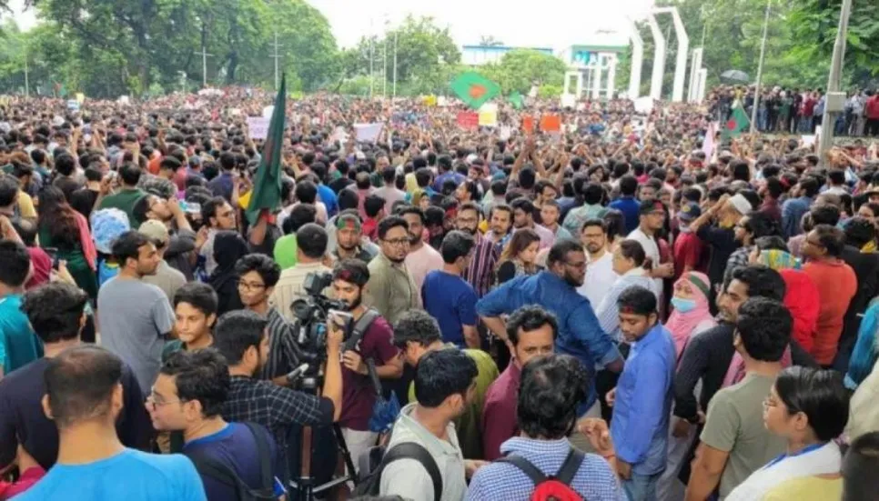 Students, citizens gather en masse at Shaheed Minar