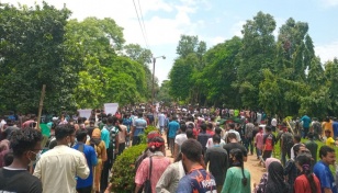 JU students block Dhaka-Aricha highway