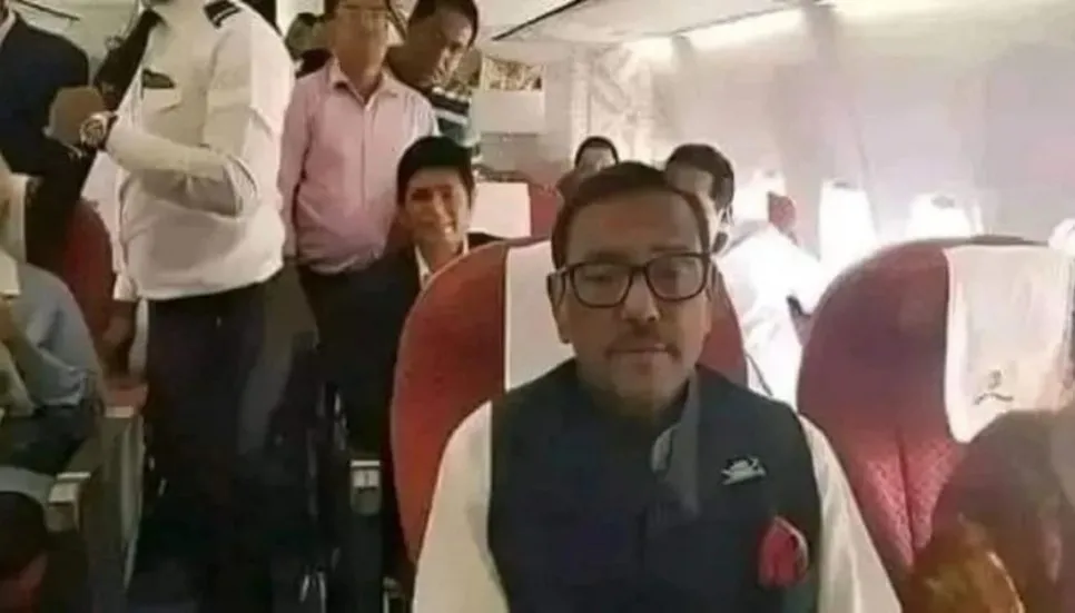 Quader sits next to woman in plane, picture goes viral