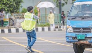 Students risk their lives to control Dhaka’s traffic