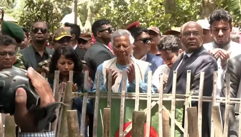 Prof Yunus offers munajat at Abu Sayed’s grave