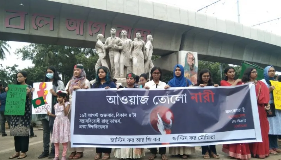 Human chain at DU protests 'rape incident' in Kolkata