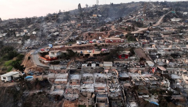 Incendios forestales arrasan el centro de Chile y el número de muertos supera los 110