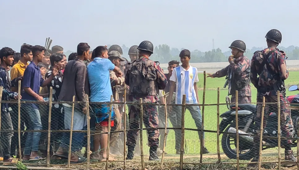 328 Myanmar security forces take shelter in Bangladesh