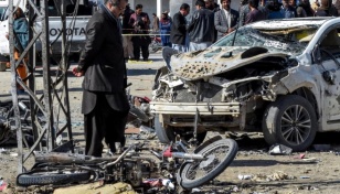 Twin blasts kill 28 on eve of Pakistan election