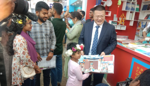 Chinese Ambassador Yao Wen visits book fair