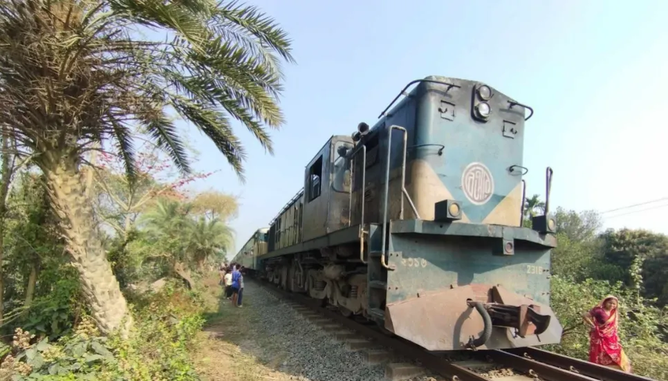 Dhaka-Tangail rail link snaps as train breaks down