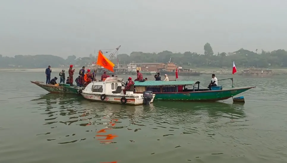 Ferry capsize in Padma: Divers start salvage operation