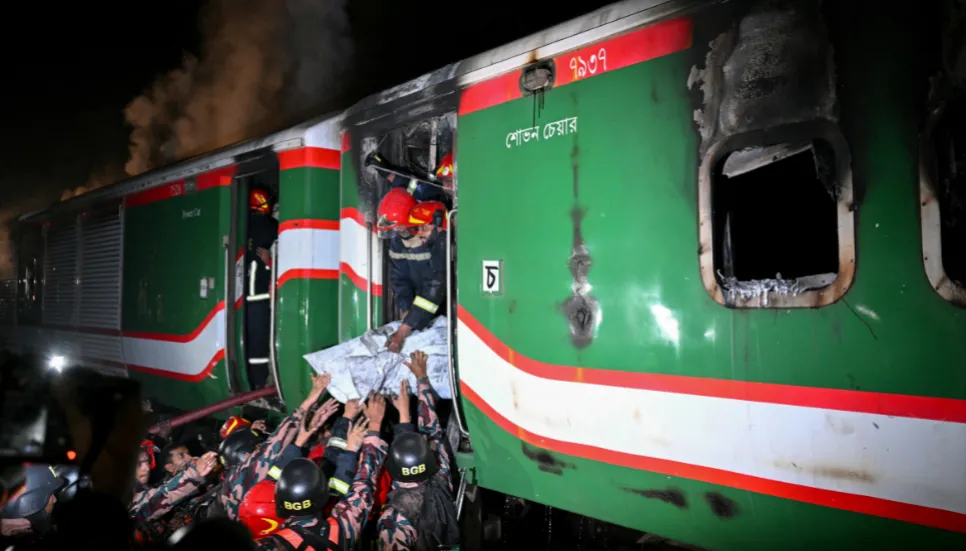 4 killed as train set on fire in Gopibag